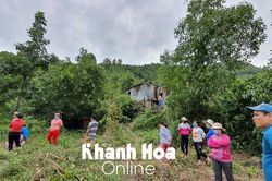 Người đàn ông chết trong tư thế treo cổ bên sườn núi