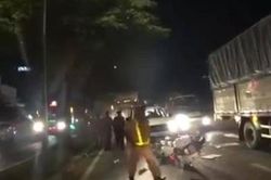 Chở thuốc lá lậu, tài xế ô tô tông văng xe của CSGT