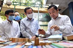 Bí thư Nguyễn Văn Nên thăm Đường sách TP.HCM