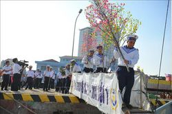 Đưa quà xuân của mọi miền quê hương ra Nhà giàn DK1