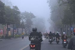 Hà Nội mù sương, không khí ô nhiễm nặng