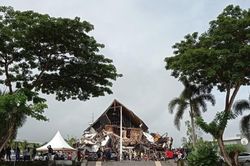 Động đất mạnh ở Indonesia, ít nhất 600 người thương vong
