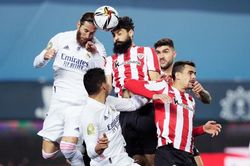 Real bị loại khỏi siêu cúp, Zidane vẫn bảo vệ trò cưng