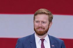 Các nghị sĩ đồng ý luận tội ông Trump đi mua áo chống đạn