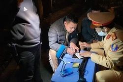 Đi bắt 'ma men', phát hiện súng quân dụng