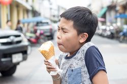 Vì sao có hiện tượng đau đầu sau khi ăn kem?