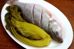 Bí quyết làm cá om dưa chua