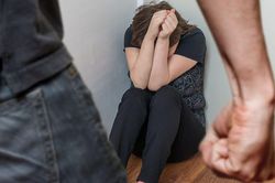 'Chồng ghen tuông kiểm soát, cấm tôi gặp bất kỳ ai trừ anh ta'