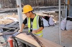 Anh công nhân nổi tiếng nhờ tài chơi đàn tranh