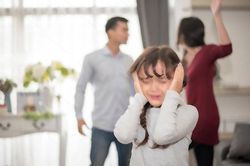 Gia đình là... yêu nhau lắm, cắn nhau đau?