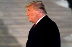Lễ nhậm chức Tổng thống Mỹ: Thời điểm ra đi của ông Trump, Phó tướng ngỏ ý giúp đỡ bà Harris, 25.000 vệ binh được điều động