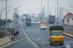 Tài xế quay đầu xe trên cầu Thăng Long vì 'đi theo vạch kẻ đường và không nhìn thấy biển cấm'