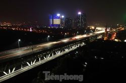 Ngắm cầu Thăng Long lung linh trong màn đêm