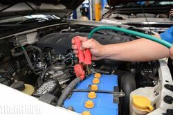 Có nên sử dụng dịch vụ cứu hộ sạc bình ô tô lưu động khi gặp sự cố?