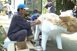 Gấp rút hoàn thành đường hoa Tết Tân Sửu 2021