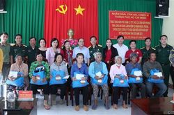TP.HCM hỗ trợ đồng bào gặp khó khăn và Bộ đội Biên phòng tỉnh Long An