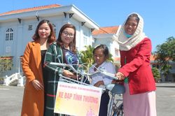 Hội Nhà báo tỉnh Lâm Đồng trao xe đạp đến học sinh vùng khó