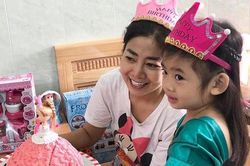 Con gái cố diễn viên Mai Phương chuẩn bị bánh mừng sinh nhật mẹ, lời nhắn vỏn vẹn 4 chữ nhưng gây xúc động mạnh