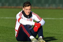Ozil tự phá hỏng sự nghiệp trong 2 năm