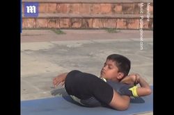 Ngạc nhiên tài uốn dẻo của cậu bé 'thần đồng' yoga 8 tuổi ở Ấn Độ