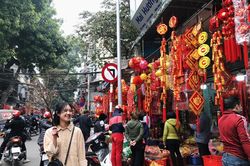 Đến hẹn lại lên, người dân chen chân ở phố Hàng Mã sắm Tết