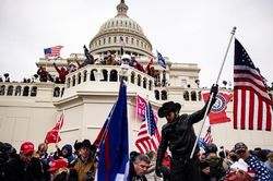 FBI điều tra số tiền từ nước ngoài chuyển cho nhóm bạo loạn Điện Capitol
