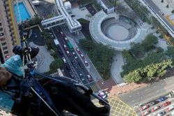 Kinh ngạc chàng trai leo 320m dọc tòa nhà chọc trời bằng xe lăn
