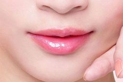 Giải quyết môi thâm chỉ bằng cách dùng mật ong và chanh