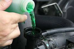 Két nước làm mát ô tô có cần phải vệ sinh?