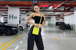 Hoa hậu Tiểu Vy khoe eo cực xịn nhưng bí kíp hút mắt nằm ở món đồ dưới chân