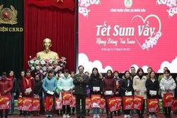 Thứ trưởng Nguyễn Văn Thành tặng quà cho đoàn viên có hoàn cảnh khó khăn