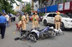 Đi bộ qua đường, một phụ nữ bị xe máy đâm tử vong