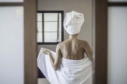 Bà mẹ sửng sốt trước phản ứng của cậu con trai khi thấy mẹ... đang quấn khăn tắm đứng trước mặt mình