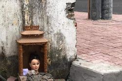 Ra tới đầu ngõ gặp ngay 'vật thể lạ' này, người can đảm nhất cũng phải 'rụng rời tay chân'!