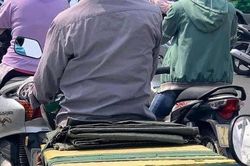 Người đàn ông lái chiếc xe máy 'cà tàng' bỗng nổi bật giữa phố bởi dòng chữ đặc biệt ấm lòng phía sau