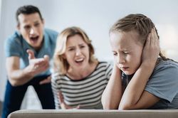 7 hành vi của cha mẹ khiến não bộ của trẻ chậm phát triển