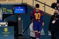 Messi bị đuổi vì đánh người thô bạo, nhận thẻ đỏ đầu tiên ở Barcelona