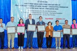 Nu Skin Việt Nam và nhà phân phối nhân ái tài trợ 'Hướng về miền Trung'