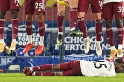 Sút phạt kiểu Ronaldinho: Làm thế nào để ngăn cản?
