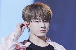 BTS hết hồn nhớ lại cú ngã của Jungkook ngay trên sân khấu