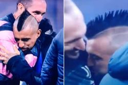 Vidal hôn logo Juventus, fan Inter Milan phẫn nộ