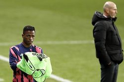 Real Madrid: Trải thuốc súng dưới chân Zidane