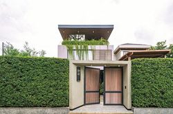 Ngắm ngôi biệt thự xanh với hồ nước bao quanh đẹp 'mãn nhãn'