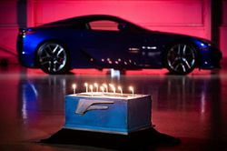 Lexus LFA kỷ niệm sinh nhật 10 năm bằng màn thổi nến siêu độc