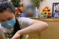 Vợ cố ca sĩ Vân Quang Long lặng lẽ đến viếng chồng sau ồn ào chuyện gia đình