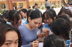 Người đẹp Nhân ái Huỳnh Nguyễn Mai Phương ấn tượng về chuyến thiện nguyện ở quê Hoa hậu Đỗ Thị Hà