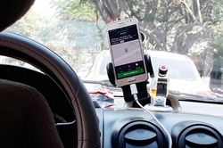 Chồng bán đất mua ô tô chạy dịch vụ, lỗ ngay 500 triệu