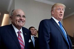 Ông Trump và luật sư riêng lần đầu không 'chung chiến tuyến'