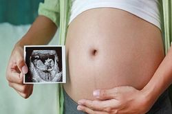 Vác bụng bầu cùng hội chị em tới nhà người yêu cũ làm loạn, cô gái đứng hình khi bạn trai lấy ra thứ này