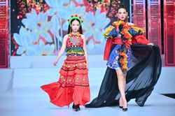 Võ Hoàng Yến thần thái ngút ngàn sải bước cùng mẫu nhí trên sàn catwalk